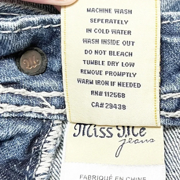 Miss Me Medium Distressed Wash Easy Capri Jeans Women's Waist Size 26 - Picture 8 of 10